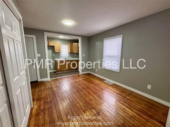 Building Photo - 2 Bedrooms / 1 Bathroom House