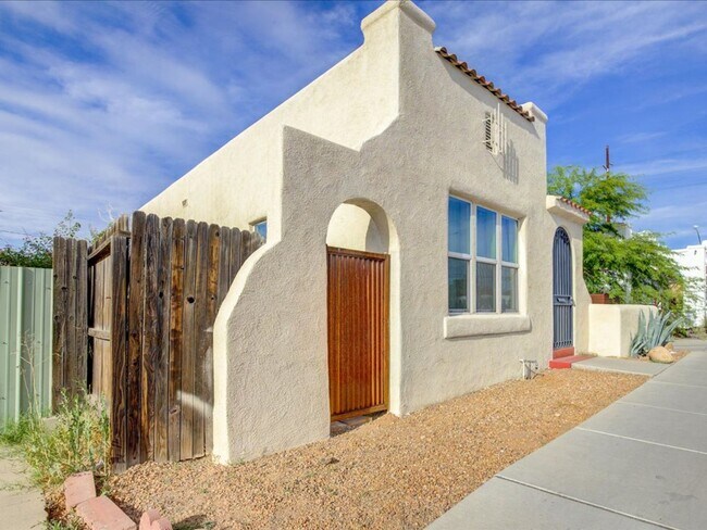Foto del edificio - Cozy & Stylish 2-Bedroom Home with Spacious Backyard!  WATER, TRASH AND SEWER INCLUDED!!!!!