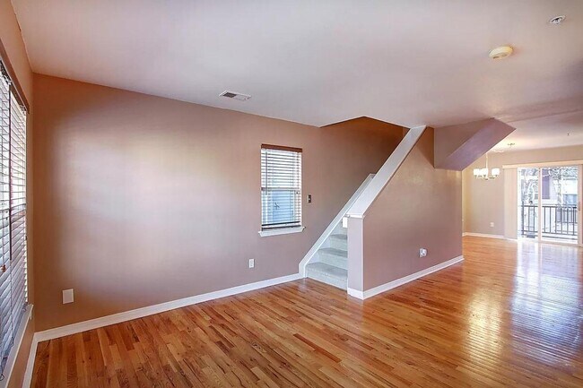 Foto del edificio - 1641 N Washington St