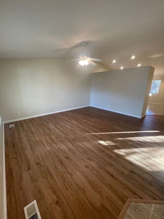 Foto del edificio - Convieniently located charming three bedroom duplex with modern updates!