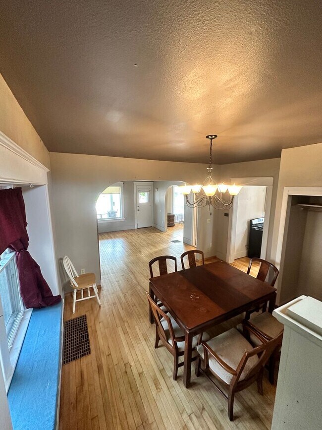 Foto del edificio - 4 Bed Room 2 Bath Big Yard