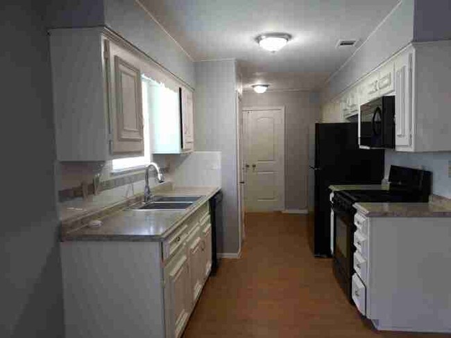 Building Photo - 6537 La Grange Dr