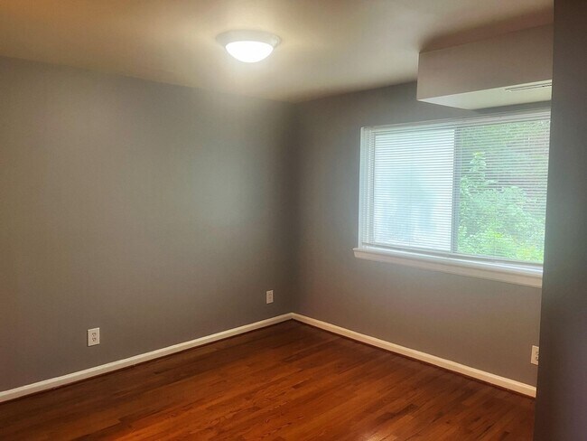 Building Photo - 2 Bedroom 1 Bath in Markham View Condomini...