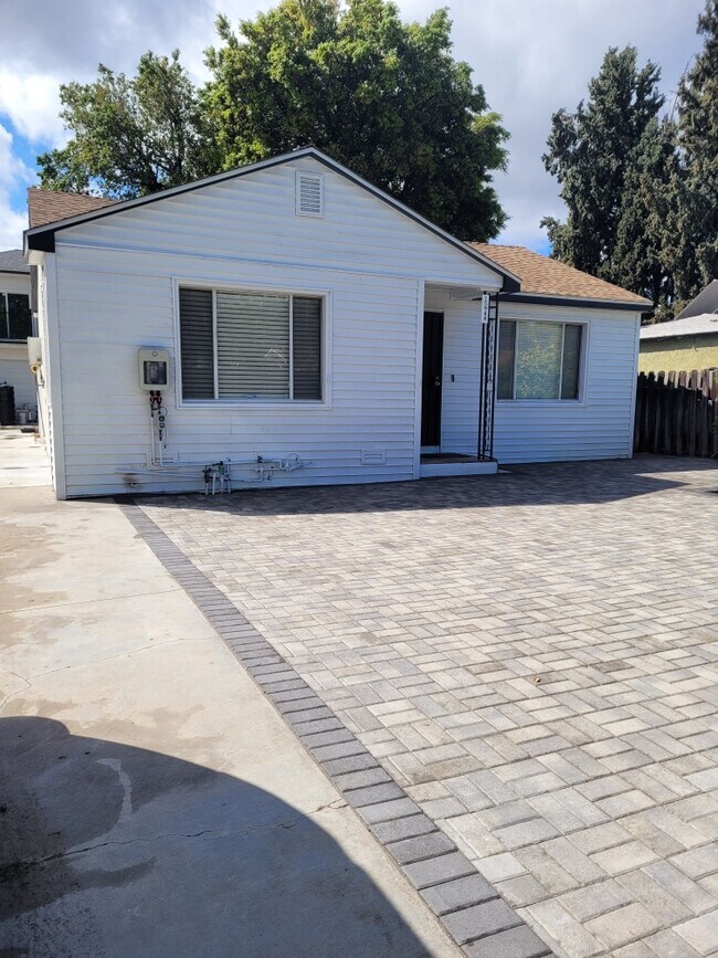 Building Photo - 15944 Valerio St