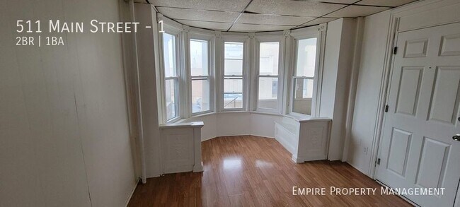 Building Photo - 1st Floor: 2 Bedroom / 1 Bathroom Apartmen...