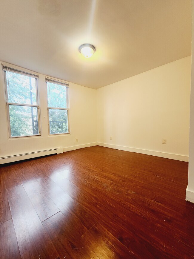 90 Armstrong Ave 2L - 88 Armstrong Ave