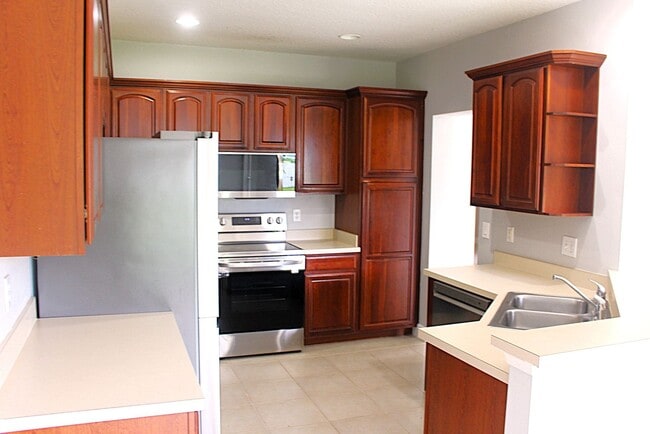 Building Photo - Spacious home in the Woodland Lake Subdivi...