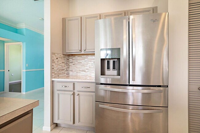 Building Photo - 1422 Fairway Cir