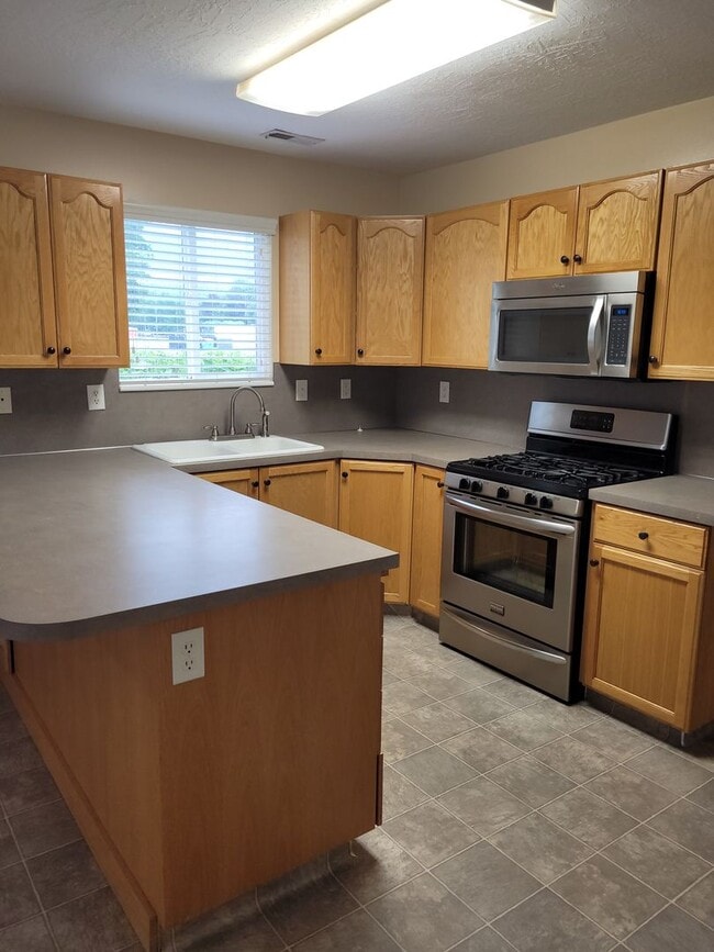 Building Photo - 2 Bed, 1.5 Bath Townhome in North Ogden with Private Patio – 2 Weeks Free Rent!