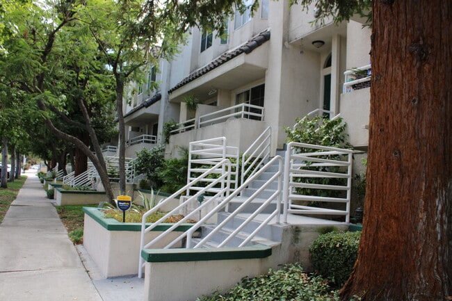 Building Photo - 5145 Yarmouth Ave