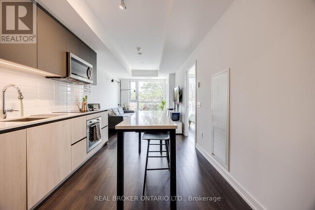 Photo du bâtiment - 150-150 Logan Ave