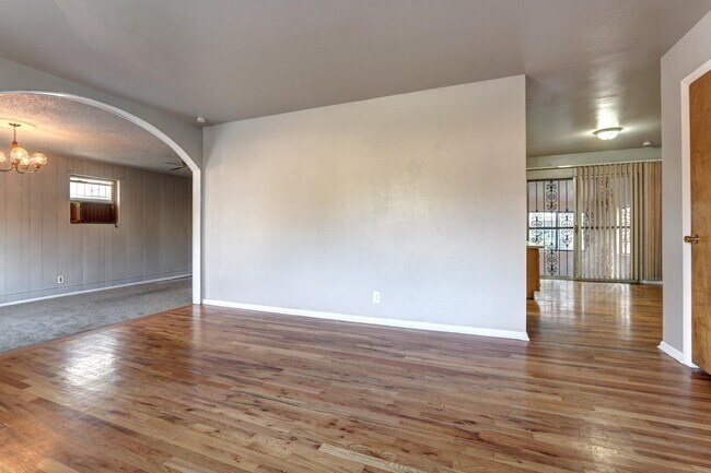 Building Photo - Beautiful Brick Ranch Home in a Corner Lot!