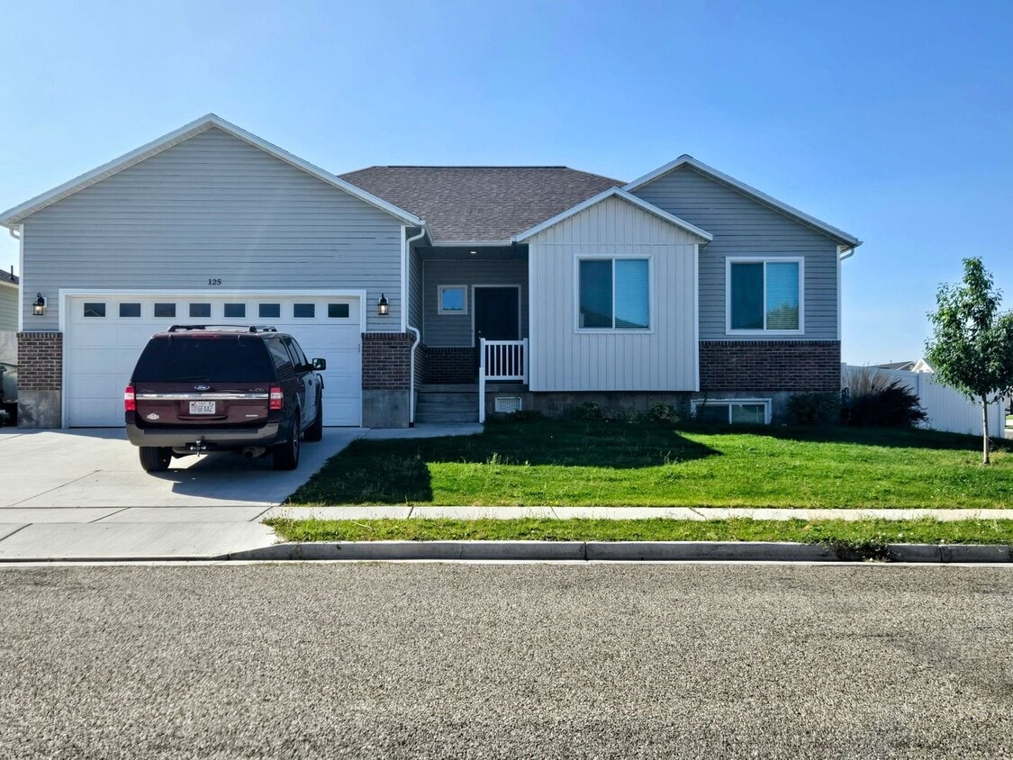 Primary Photo - New Upscale Tremonton Home for Rent