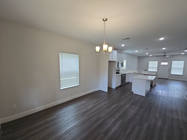 Foto del edificio - 8235 Locksley Rd