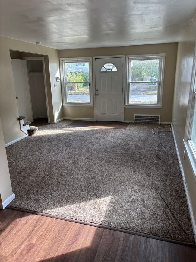 Building Photo - Euclid 2 Bedroom