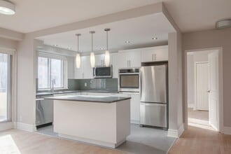 Building Photo - 4555 Av. Bonavista