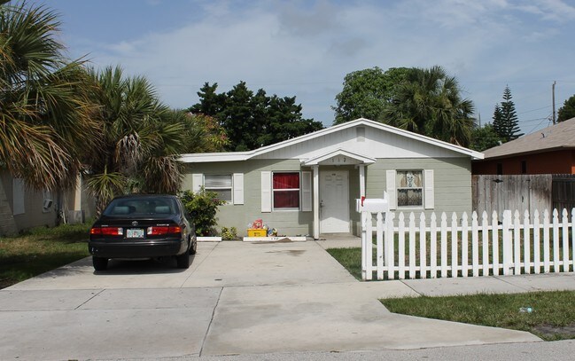 112 / 112.5 SW 8th Ave, Delray Beach, FL 33444 - 7 Multifamily Homes Portfolio