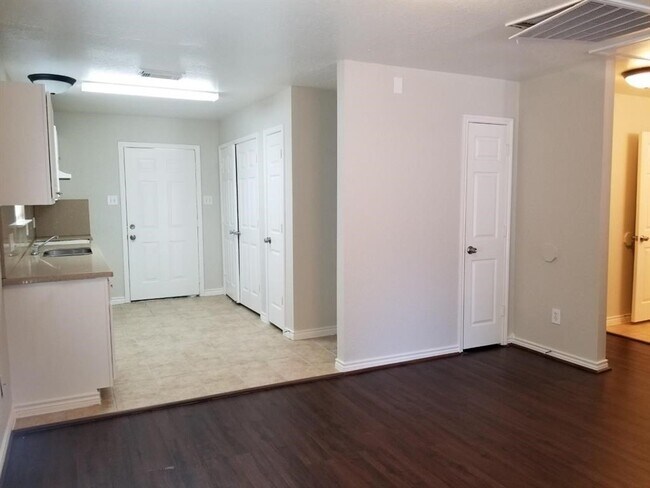 Foto del edificio - 3319 Angel Ln