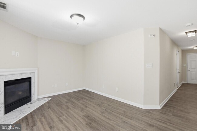 Building Photo - 5504 Sacramento Mews Pl
