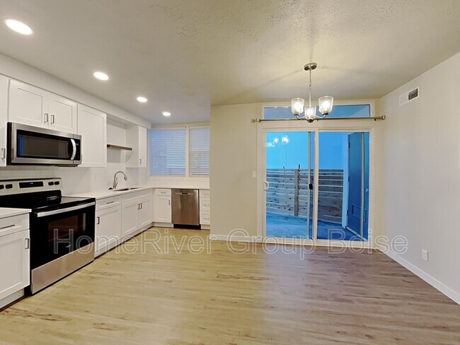Foto del edificio - 2435 Cherry Ln