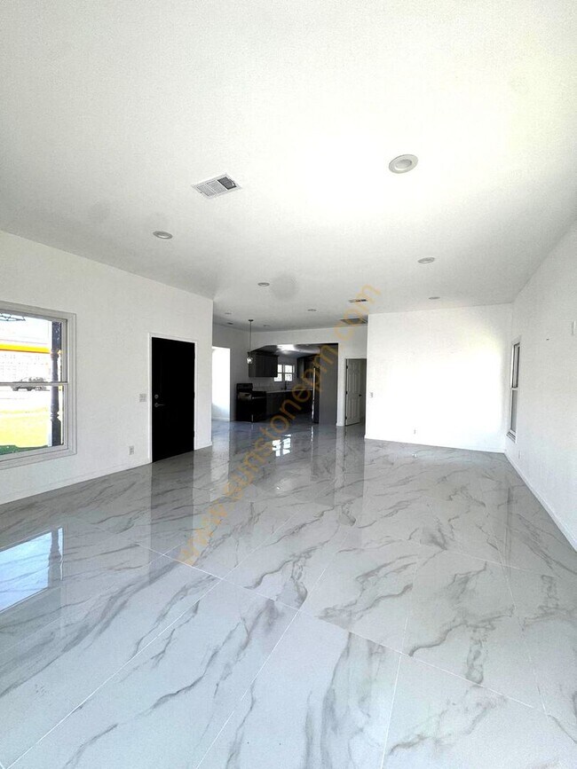 Foto del edificio - 696 E 9th St