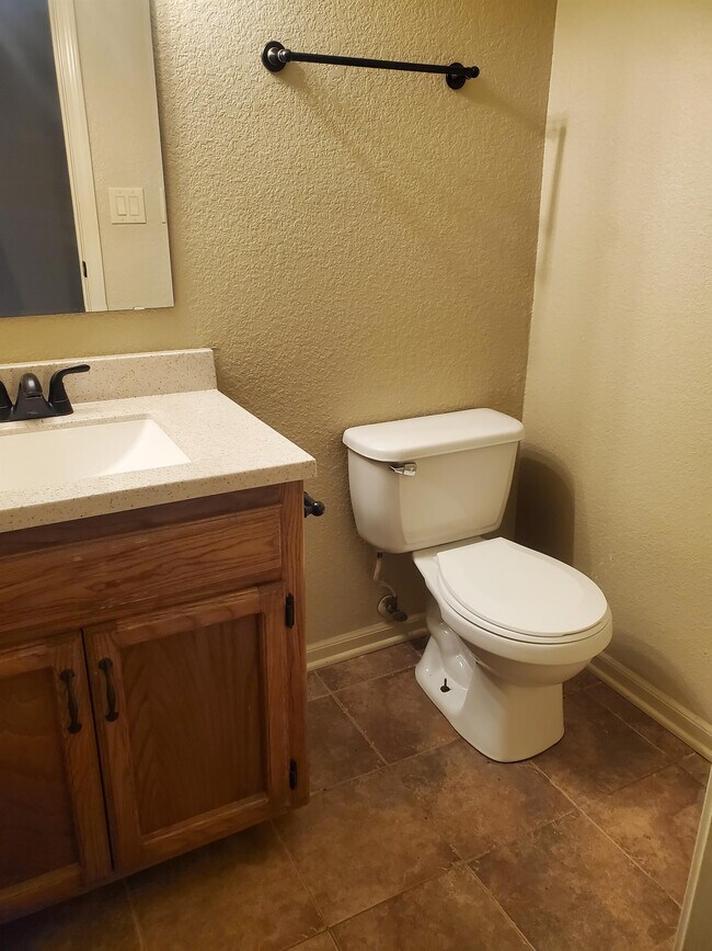 Foto del edificio - 703 Cedar Dr