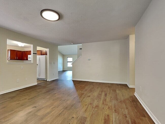 Building Photo - 4 bed 2.5 bath with a fenced in backyard!