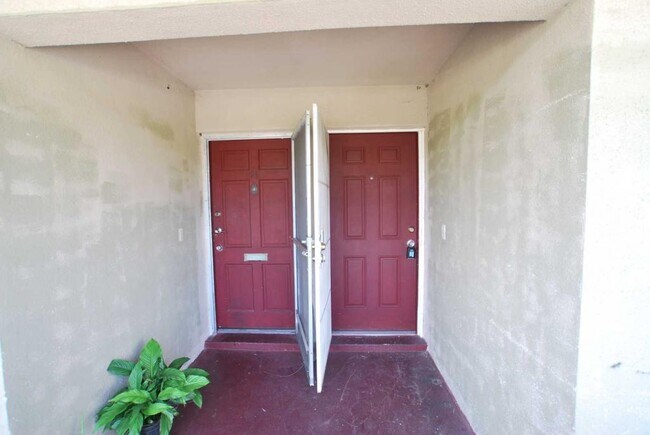 Building Photo - 20490 NW 7 Ave #12