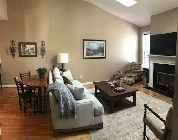Foto del edificio - 11 Threeoak Lane Luxury Carriage Home at C...