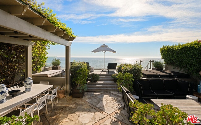 Foto del edificio - 23618 Malibu Colony Rd