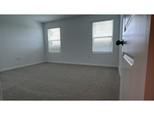 Foto del edificio - Brand New 3 bed 2.5 bath Townhome