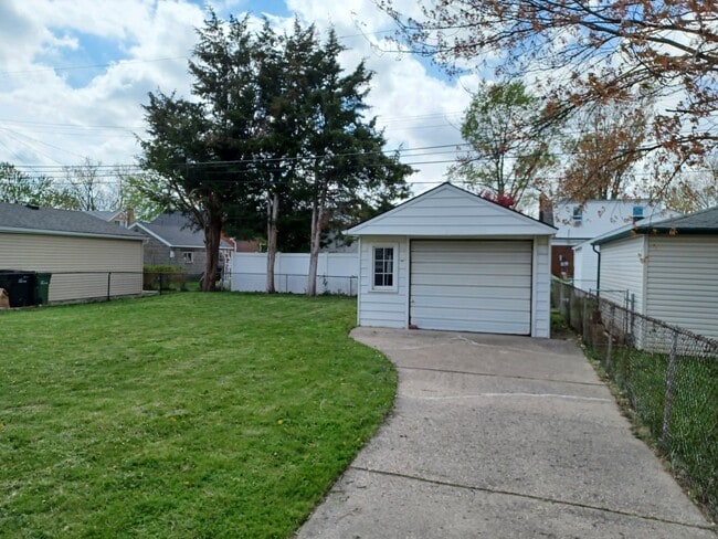 Foto del edificio - 9814 Quandt Ave