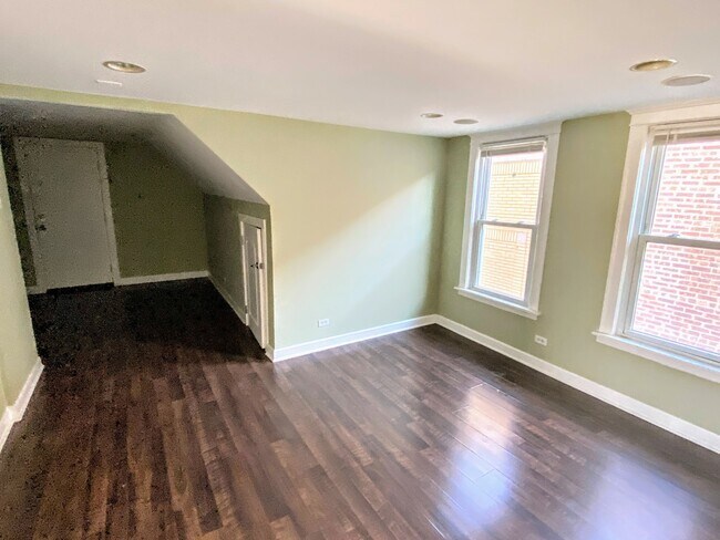 Foto del edificio - 4610 N Harding Ave