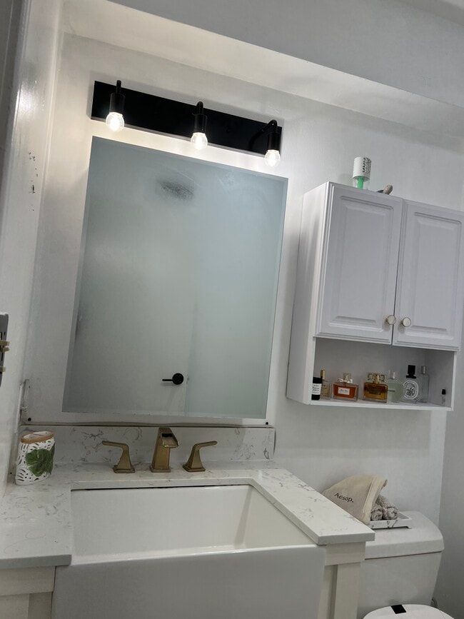 Bathroom - 3943 Ingraham St
