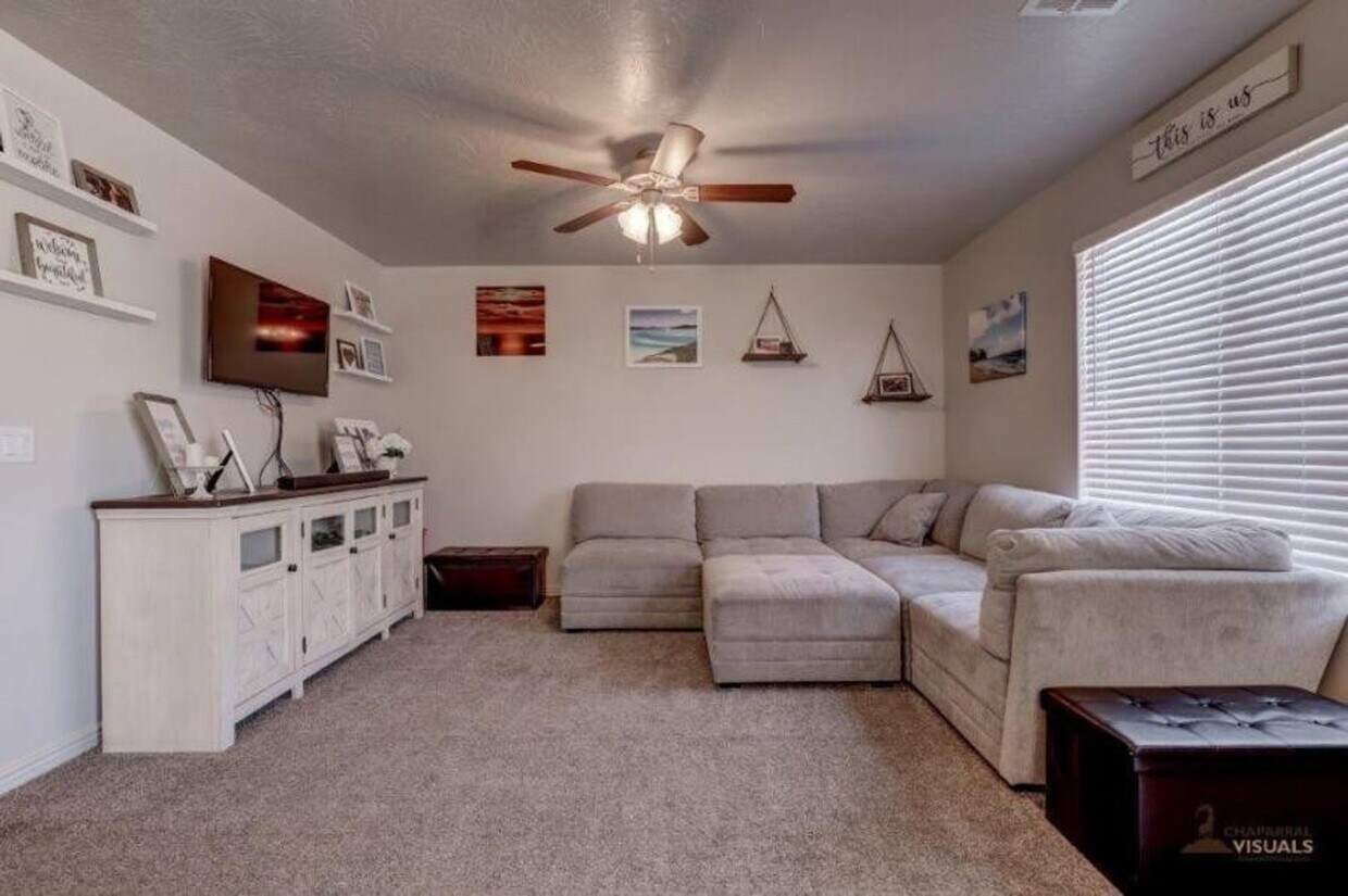 Primary Photo - 3-Bedroom and 2.5 Bathroom Fossil Hills To...