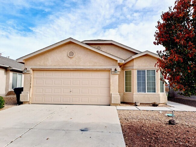 Building Photo - Charming 3 Bed 2 Bath Home in Huning Ranch