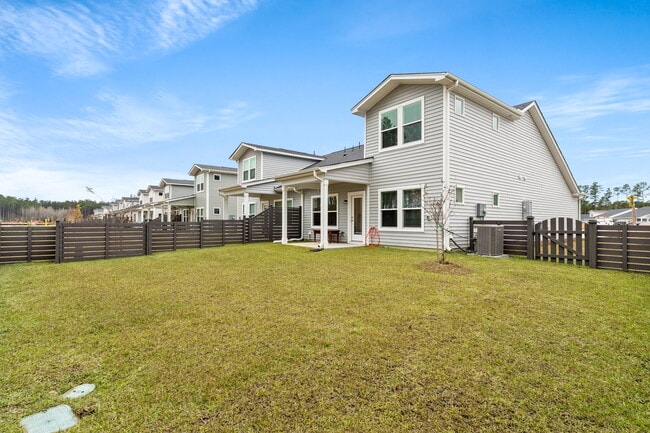 Building Photo - 825 Descartes St