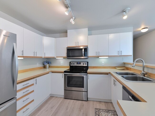 Building Photo - Spacious and Elegant Townhouse-style 2 Bed...