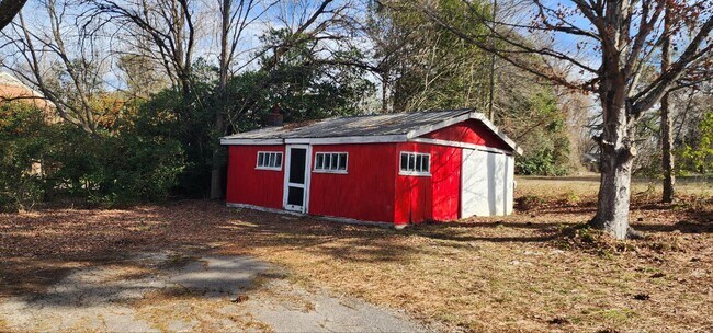 Building Photo - 504 N Arendell Ave
