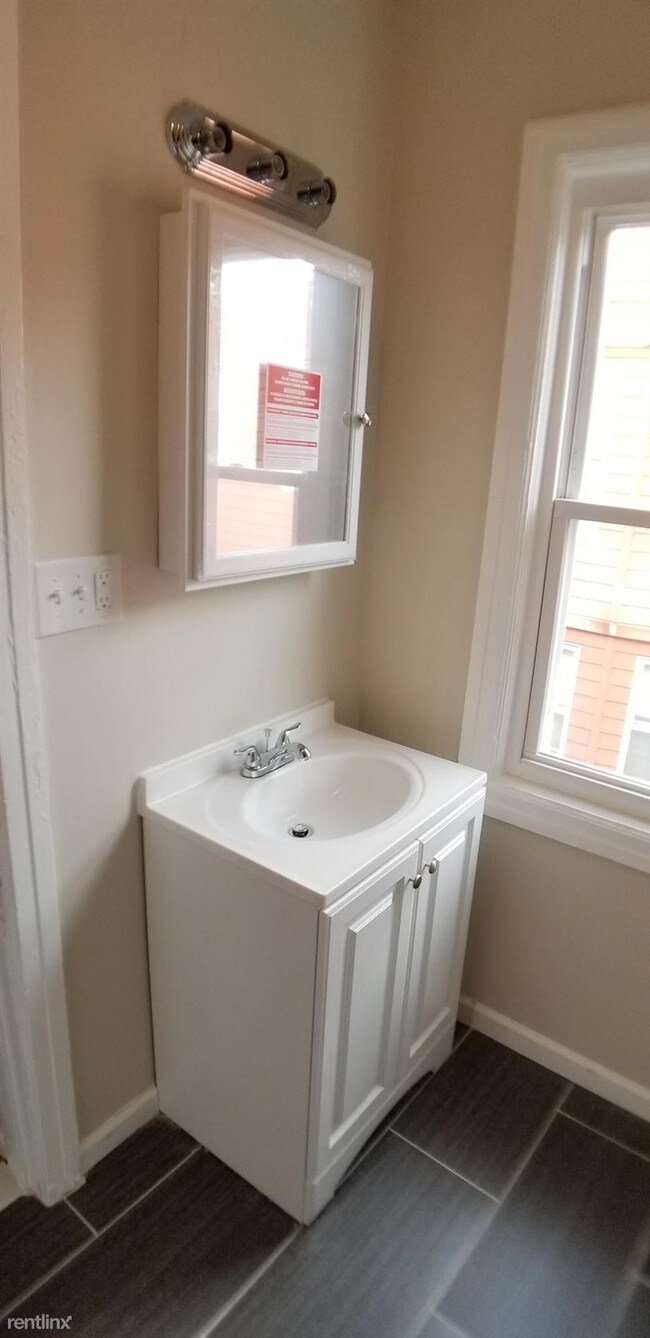 Building Photo - 3 br, 1 bath  - 464 Avon Ave Apt 3