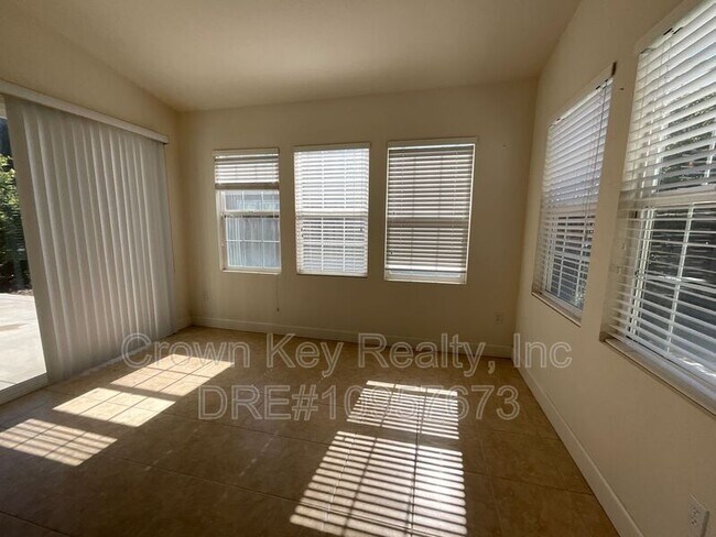 Building Photo - 546 W Campania Way