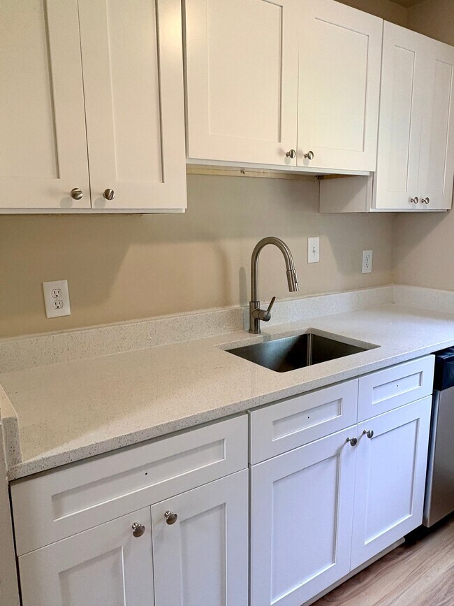 Foto del edificio - 200 Kilby Shores Dr
