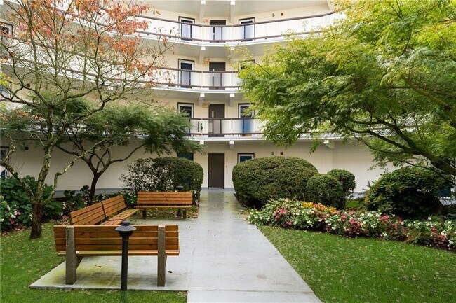 Foto del edificio - 1205 Capella S