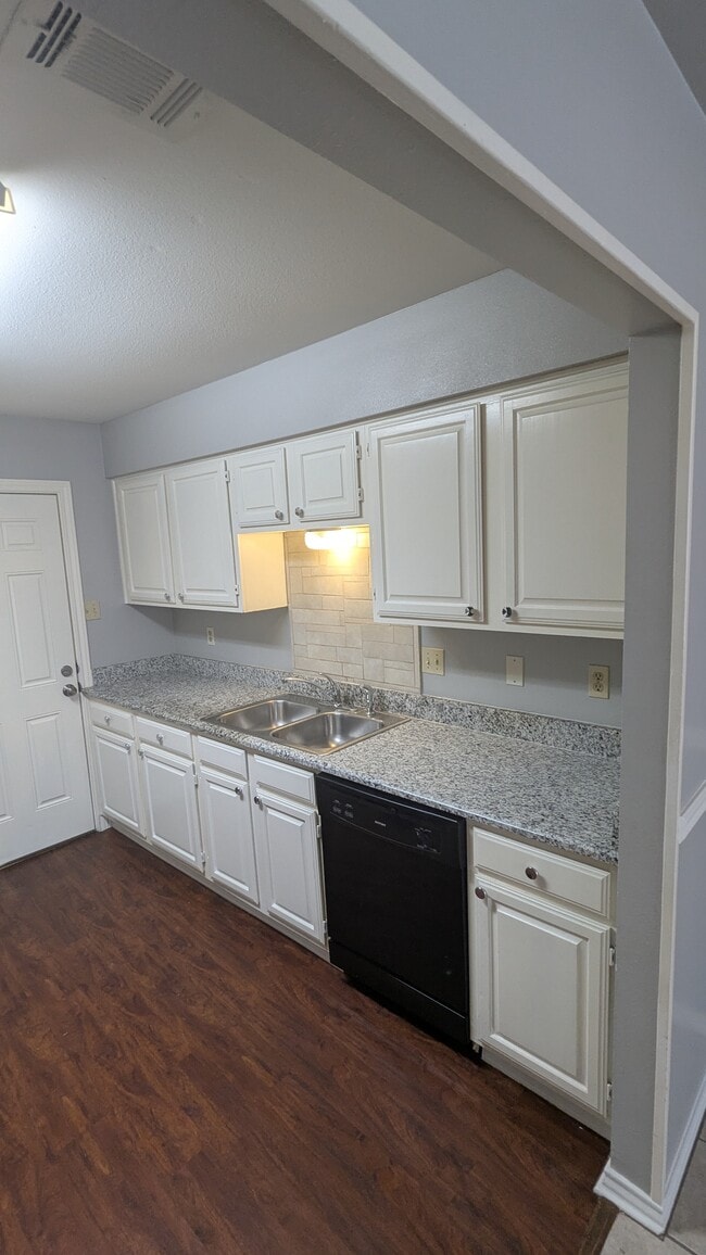 Building Photo - 711 Hillcrest Ct