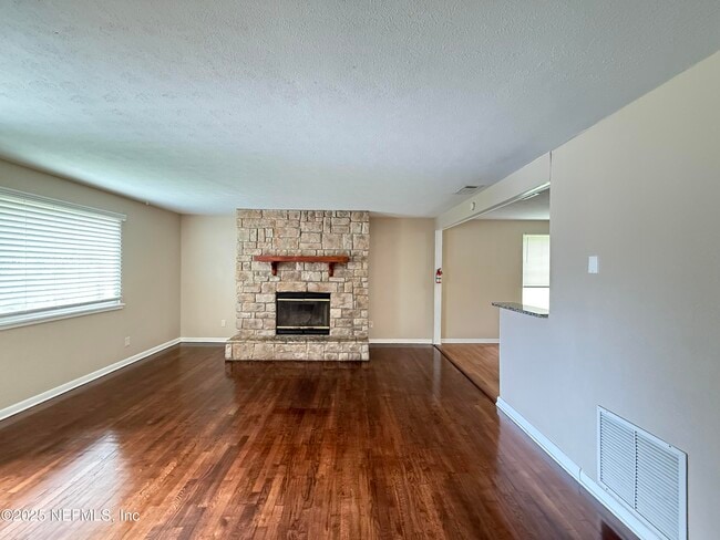 Building Photo - 8515 Maple St
