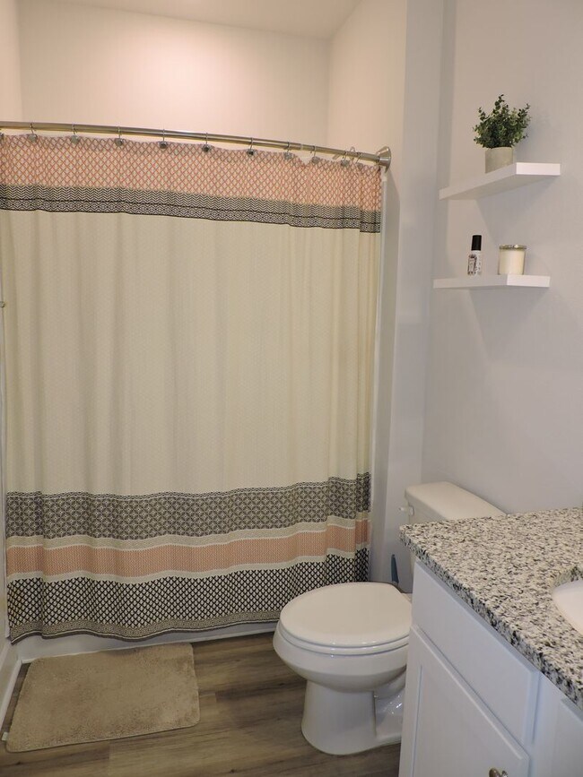 Foto del edificio - Easy access to shopping, interstate & Navy...