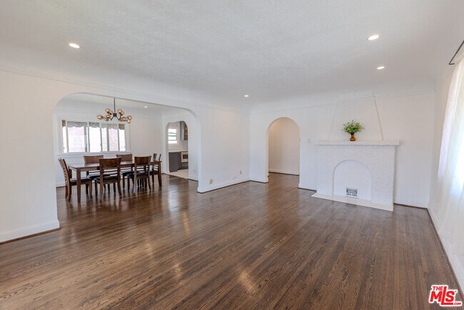 Foto del edificio - 1067 S Sycamore Ave