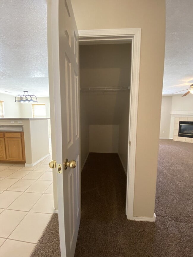 Building Photo - COMMUNITY POOL - LARGE 4 BEDROOM - Master Upstairs