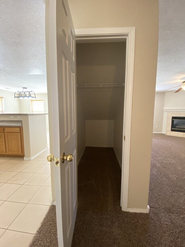 Foto del edificio - COMMUNITY POOL - LARGE 4 BEDROOM - Master Upstairs