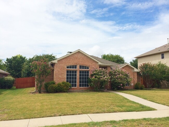 Building Photo - Spacious 3/2/2 in Allen! Laminate Wood Flo...